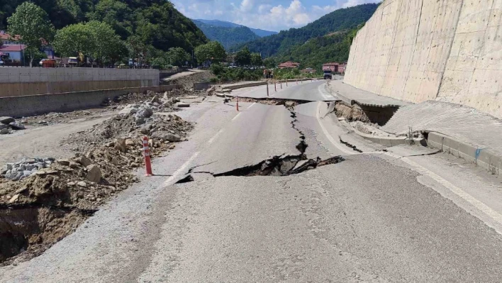 İnebolu'da yol çöktü!