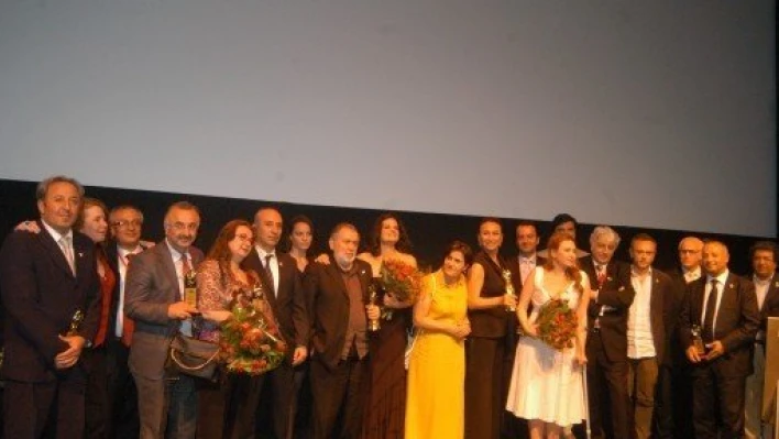 Kırmızı Lale Film Festivali'nin ilk ödülleri Akbağ ve yönetmen Kıral'a