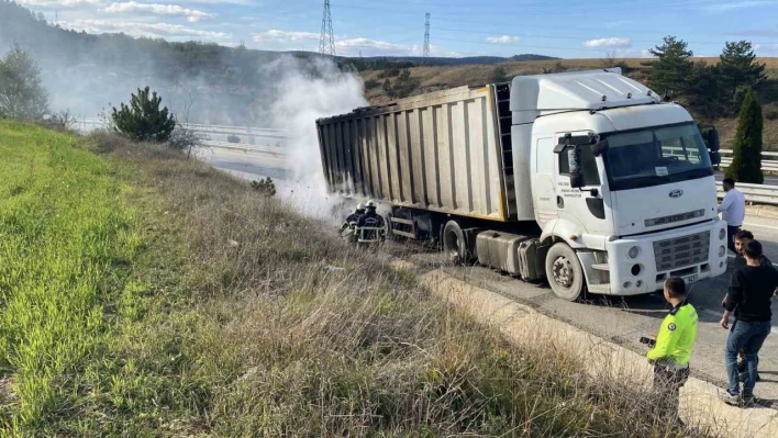 Lastikleri alev alan tır, küle dönüyordu