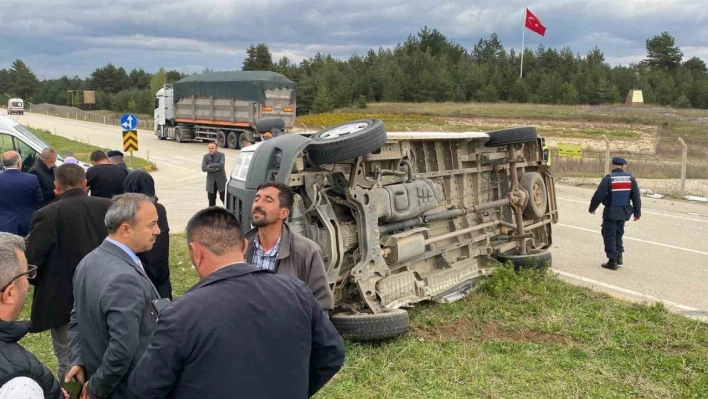 Öğrenci servisi tırla çarpıştı! 13 yaralı