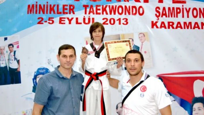 Sakarya Fatih Koleji öğrencisi, taekwondoda Türkiye üçüncüsü oldu