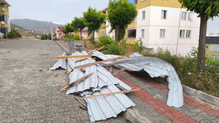 Şiddetli rüzgar evlerin çatılarını uçurdu