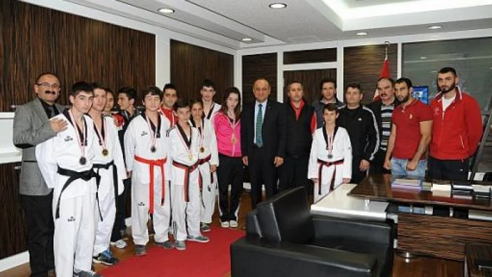 Taekwondocu ve Kickboksculardan Babaş'a ziyaret