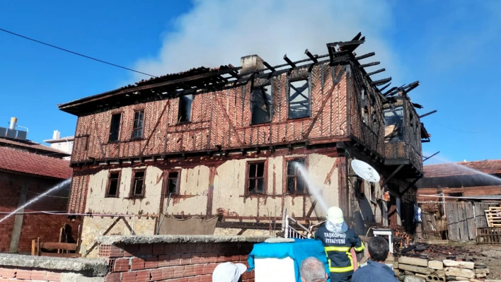 Taşköprü'de yangın! 2 katlı ahşap ev yandı