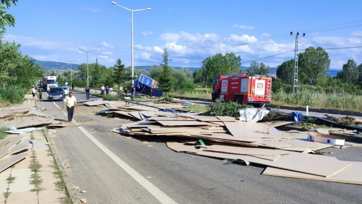 Tır devrildi, suntalar yola savruldu: 1 yaralı