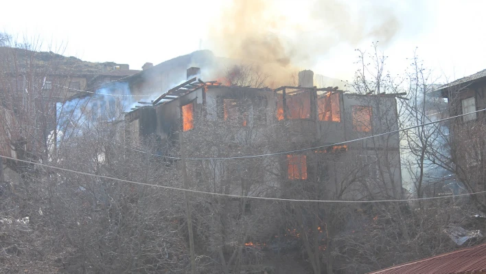 Tosya'da yangın! İki katlı ahşap ev zarar gördü