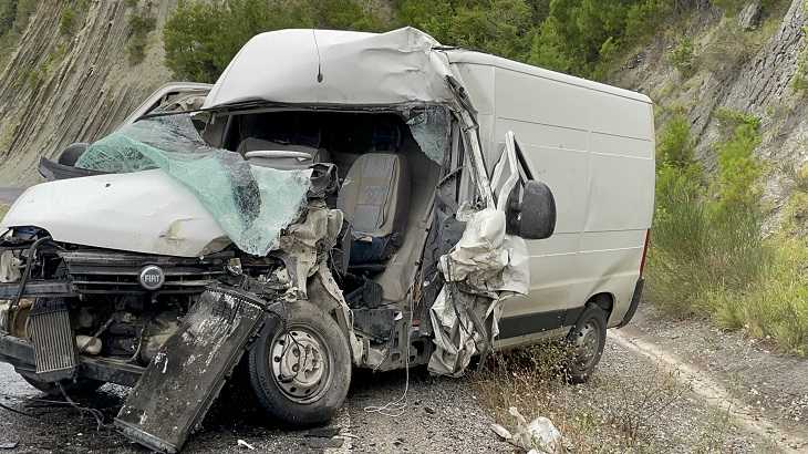 hafriyat kamyonu ile hafif ticari araç kazası